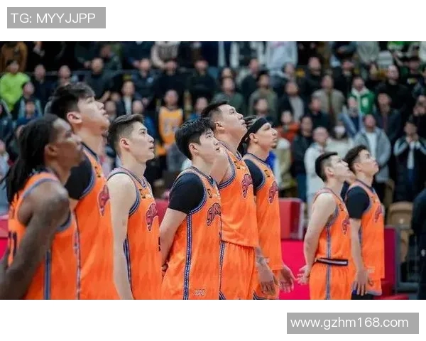 上海篮球队团队协作引发热议球迷对战术配合和球员表现的不同看法
